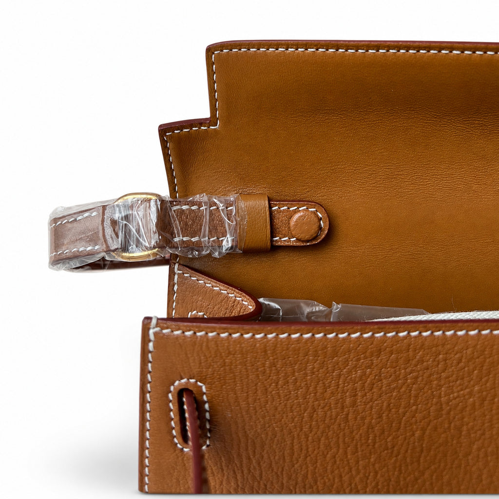 Hermès’ new armpit bag is here. A new member has been added to the Kelly family. Just looking at the online picture, I’m so excited. The first look at the real thing feels like an enlarged version of