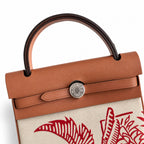 Hermers' popular herbag 31cm is designed to be inspired by saddle bags. The body of the bag is made of canvas, and the inseam, shoulder straps and handle are made of leather. The appearance is very si