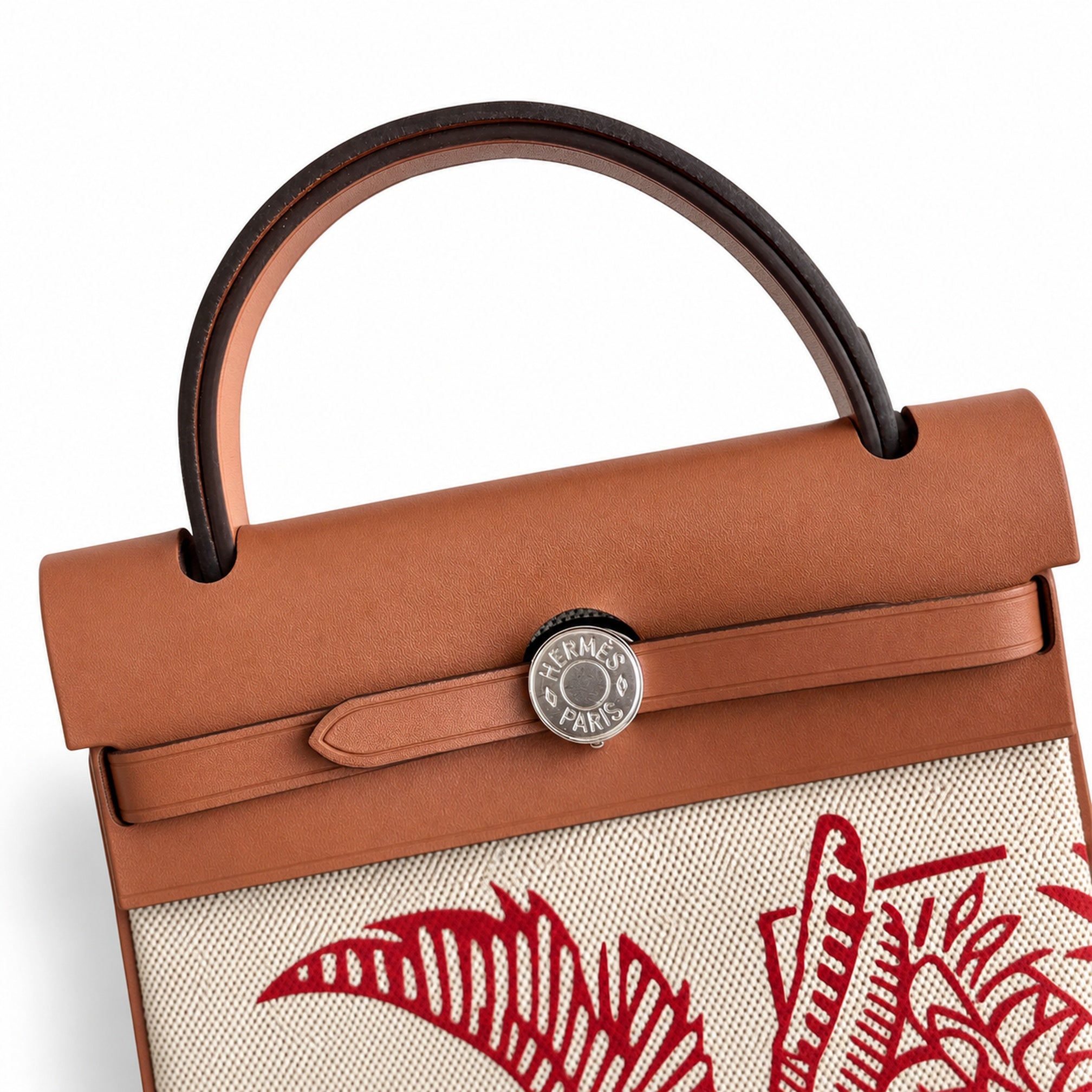 Hermers' popular herbag 31cm is designed to be inspired by saddle bags. The body of the bag is made of canvas, and the inseam, shoulder straps and handle are made of leather. The appearance is very si