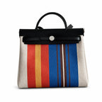 Hermers' popular herbag 31cm is designed to be inspired by saddle bags. The body of the bag is made of canvas, and the inseam, shoulder straps and handle are made of leather. The appearance is very si