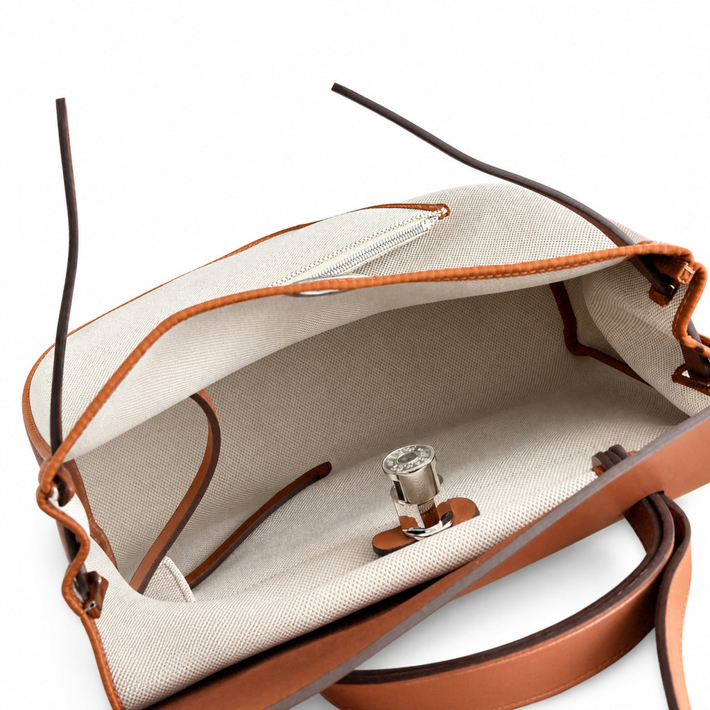 Hermers' popular herbag 31cm is designed to be inspired by saddle bags. The body of the bag is made of canvas, and the inseam, shoulder straps and handle are made of leather. The appearance is very si