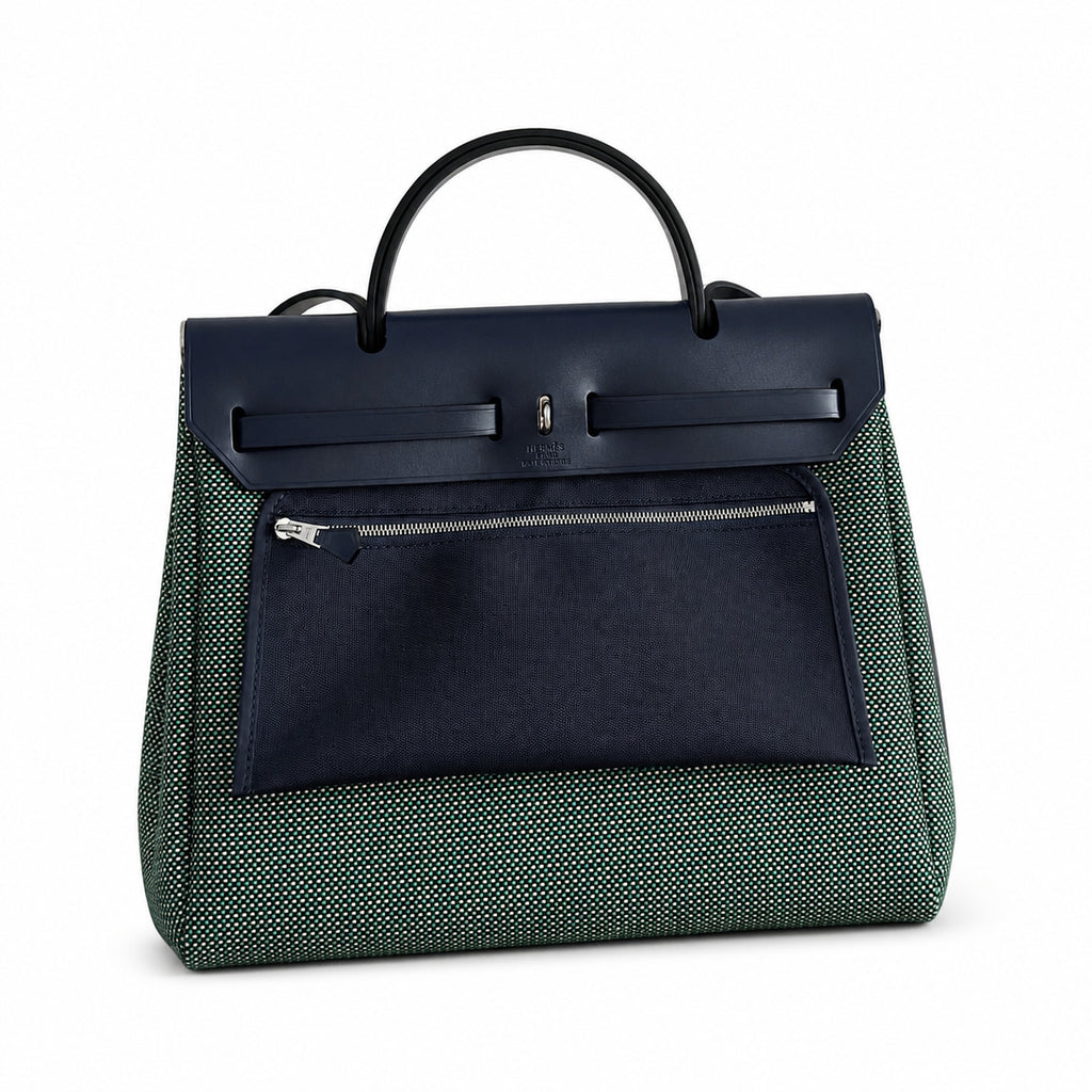 Hermers' popular herbag 31cm is designed to be inspired by saddle bags. The body of the bag is made of canvas, and the inseam, shoulder straps and handle are made of leather. The appearance is very si