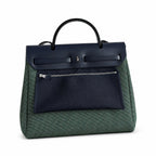 Hermers' popular herbag 31cm is designed to be inspired by saddle bags. The body of the bag is made of canvas, and the inseam, shoulder straps and handle are made of leather. The appearance is very si