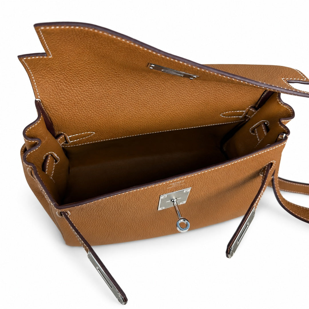 🆕 In stock Kelly Messenger messenger bag for men and women, earthy silver buckle, imported leather, all-steel hand-waxed thread, the best value for money on the entire network. The classic combination
