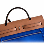 Hermers' popular herbag 31cm is designed to be inspired by saddle bags. The body of the bag is made of canvas, and the outer seams, shoulder straps and handbags are made of leather. The appearance is