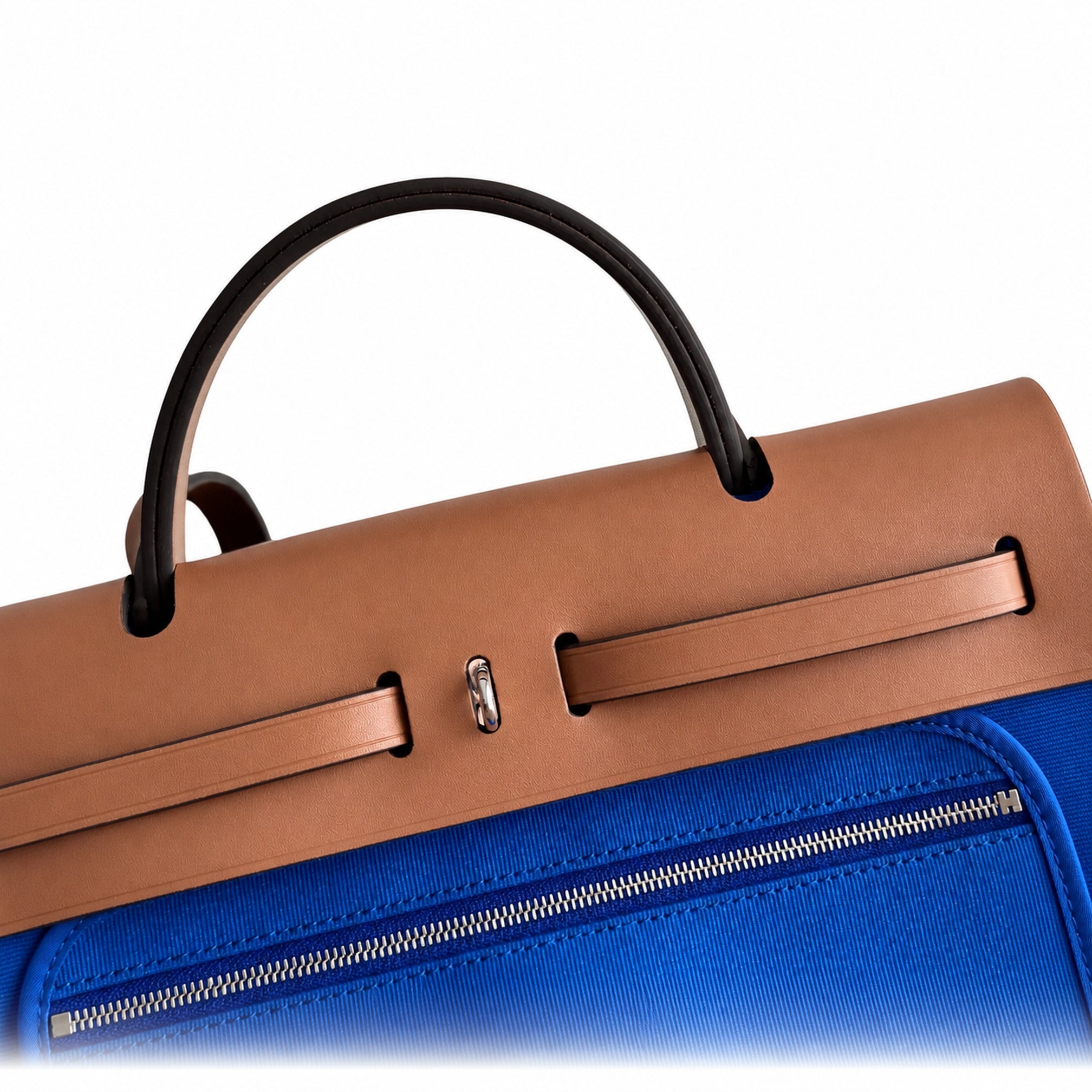 Hermers' popular herbag 31cm is designed to be inspired by saddle bags. The body of the bag is made of canvas, and the outer seams, shoulder straps and handbags are made of leather. The appearance is
