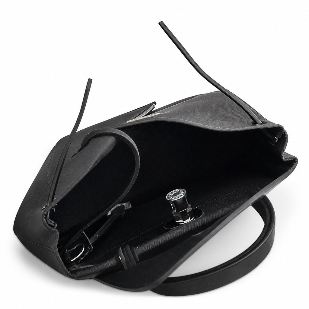 Hermers' popular herbag 31cm is designed to be inspired by saddle bags. The body of the bag is made of canvas, and the inseam, shoulder straps and handle are made of leather. The appearance is very si