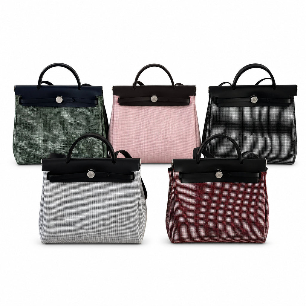 Hermers' popular herbag 31cm is designed to be inspired by saddle bags. The body of the bag is made of canvas, and the inseam, shoulder straps and handle are made of leather. The appearance is very si