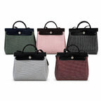 Hermers' popular herbag 31cm is designed to be inspired by saddle bags. The body of the bag is made of canvas, and the inseam, shoulder straps and handle are made of leather. The appearance is very si