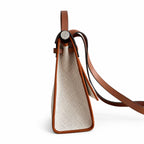 Hermers' popular herbag 31cm is designed to be inspired by saddle bags. The body of the bag is made of canvas, and the outer seams, shoulder straps and handbags are made of leather. The appearance is