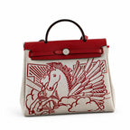 Hermers' popular herbag 31cm is designed to be inspired by saddle bags. The body of the bag is made of canvas, and the inseam, shoulder straps and handle are made of leather. The appearance is very si