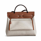 Hermers' popular herbag 31cm is designed to be inspired by saddle bags. The body of the bag is made of canvas, and the inseam, shoulder straps and handle are made of leather. The appearance is very si