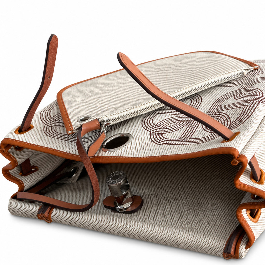 Hermers' popular herbag 31cm is designed to be inspired by saddle bags. The body of the bag is made of canvas, and the inseam, shoulder straps and handle are made of leather. The appearance is very si