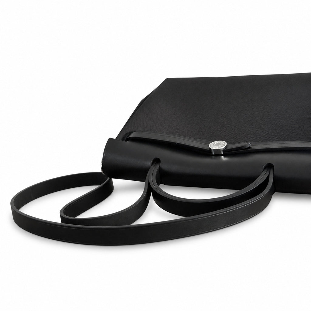 Hermers' popular herbag 31cm is designed to be inspired by saddle bags. The body of the bag is made of canvas, and the inseam, shoulder straps and handle are made of leather. The appearance is very si