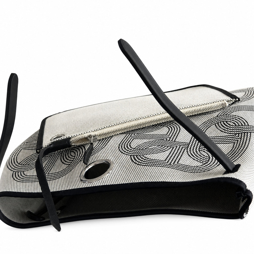 Hermers' popular herbag 31cm is designed to be inspired by saddle bags. The body of the bag is made of canvas, and the inseam, shoulder straps and handle are made of leather. The appearance is very si