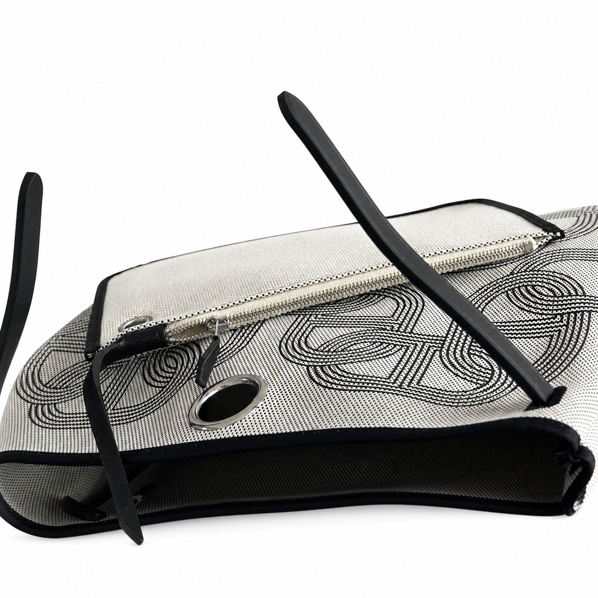 Hermers' popular herbag 31cm is designed to be inspired by saddle bags. The body of the bag is made of canvas, and the inseam, shoulder straps and handle are made of leather. The appearance is very si