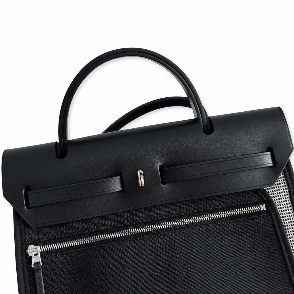 Hermers' popular herbag 31cm is designed to be inspired by saddle bags. The body of the bag is made of canvas, and the inseam, shoulder straps and handle are made of leather. The appearance is very si