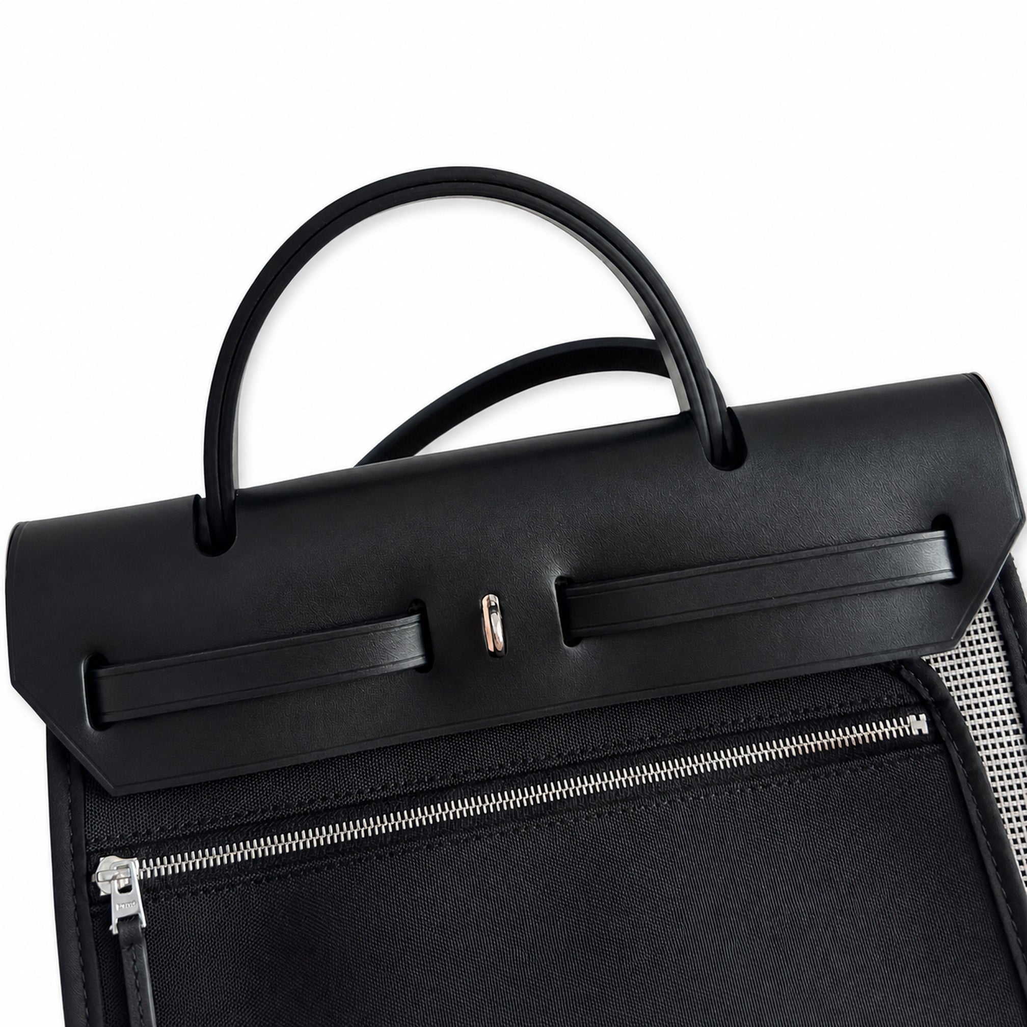 Hermers' popular herbag 31cm is designed to be inspired by saddle bags. The body of the bag is made of canvas, and the inseam, shoulder straps and handle are made of leather. The appearance is very si