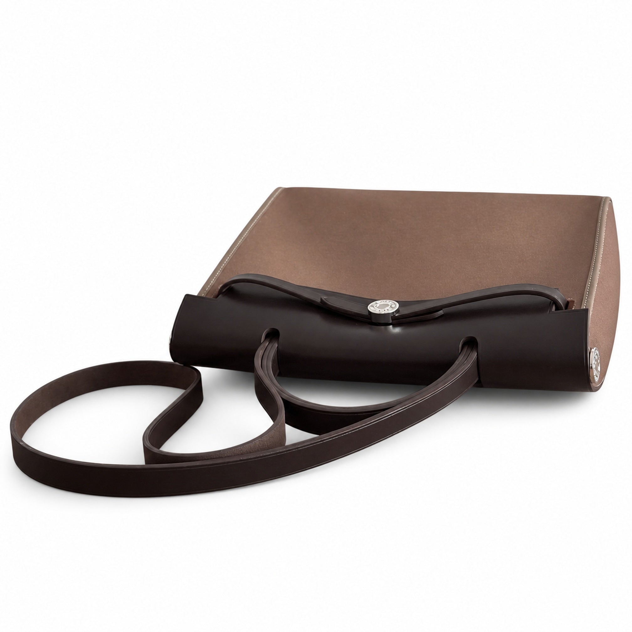 Hermers' popular herbag 31cm is designed to be inspired by saddle bags. The body of the bag is made of canvas, and the outer seams, shoulder straps and handbags are made of leather. The appearance is