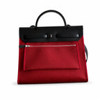 Hermers' popular herbag 31cm is designed to be inspired by saddle bags. The body of the bag is made of canvas, and the outer seams, shoulder straps and handbags are made of leather. The appearance is