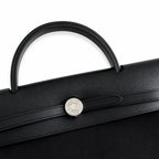 Hermers' popular herbag 31cm is designed to be inspired by saddle bags. The body of the bag is made of canvas, and the outer seams, shoulder straps and handbags are made of leather. The appearance is