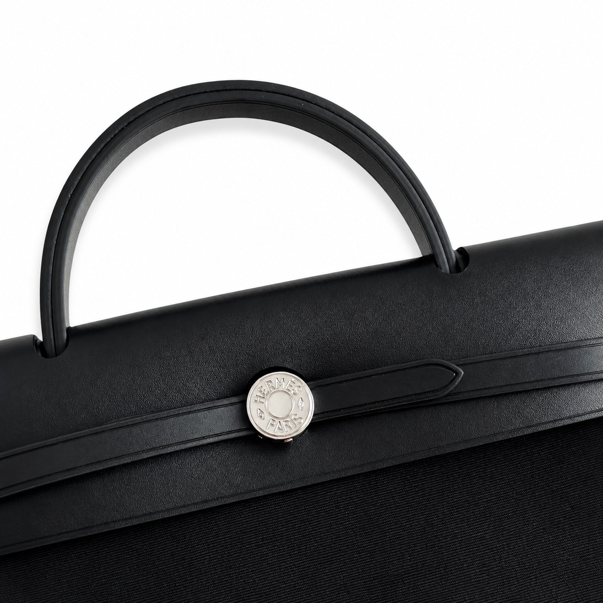 Hermers' popular herbag 31cm is designed to be inspired by saddle bags. The body of the bag is made of canvas, and the outer seams, shoulder straps and handbags are made of leather. The appearance is