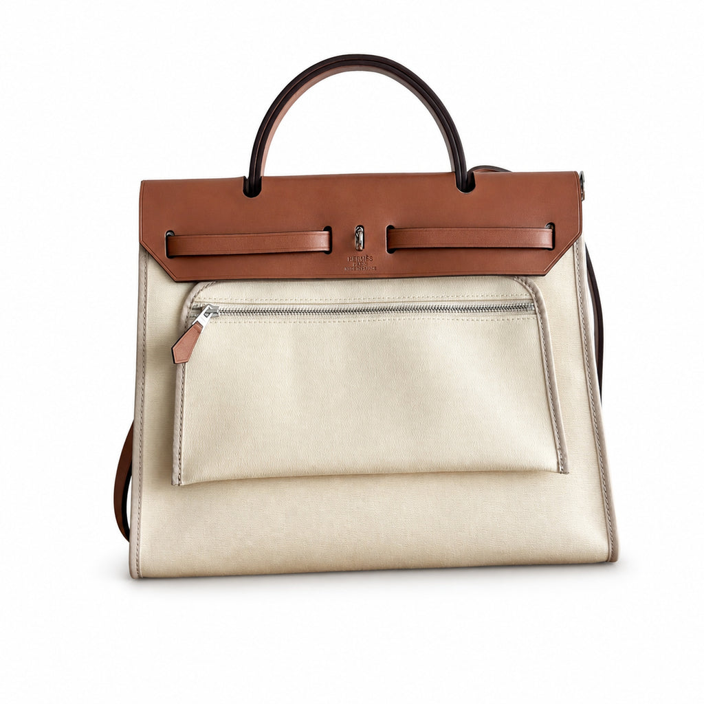 Hermers' popular herbag 31cm is designed to be inspired by saddle bags. The body of the bag is made of canvas, and the outer seams, shoulder straps and handbags are made of leather. The appearance is