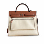 Hermers' popular herbag 31cm is designed to be inspired by saddle bags. The body of the bag is made of canvas, and the outer seams, shoulder straps and handbags are made of leather. The appearance is