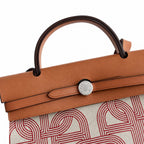 Hermers' popular herbag 31cm is designed to be inspired by saddle bags. The body of the bag is made of canvas, and the inseam, shoulder straps and handle are made of leather. The appearance is very si