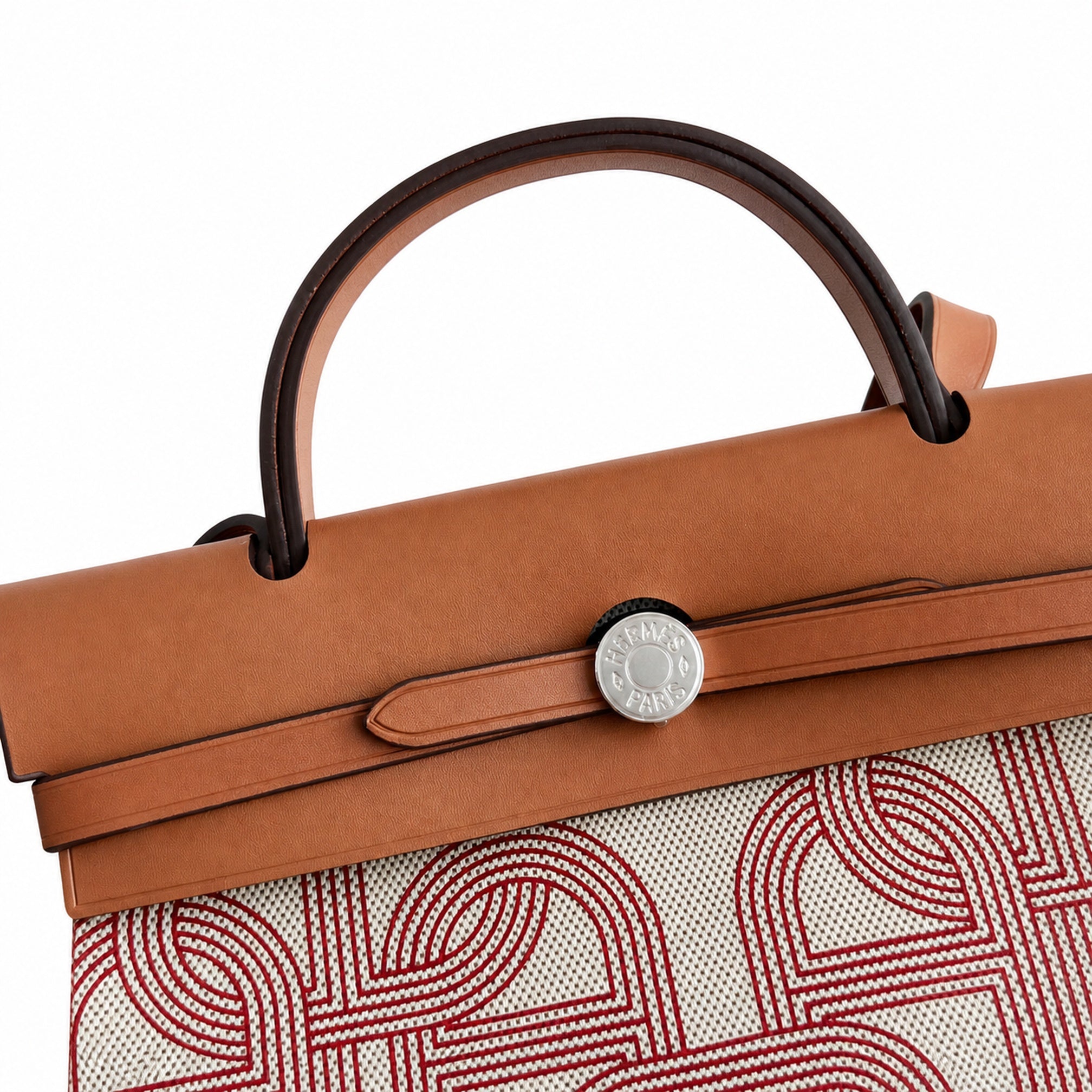Hermers' popular herbag 31cm is designed to be inspired by saddle bags. The body of the bag is made of canvas, and the inseam, shoulder straps and handle are made of leather. The appearance is very si