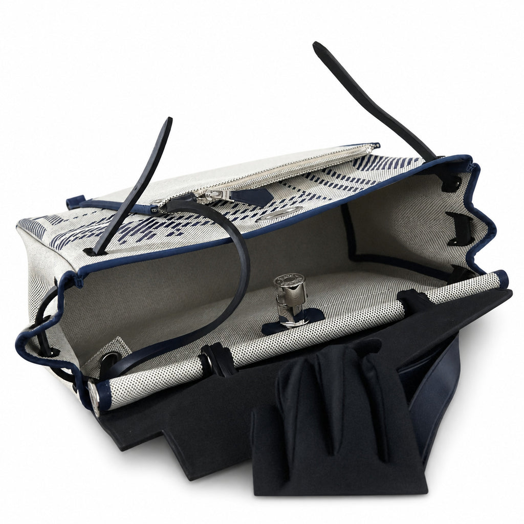 Hermers' popular herbag 31cm is designed to be inspired by saddle bags. The body of the bag is made of canvas, and the inseam, shoulder straps and handle are made of leather. The appearance is very si