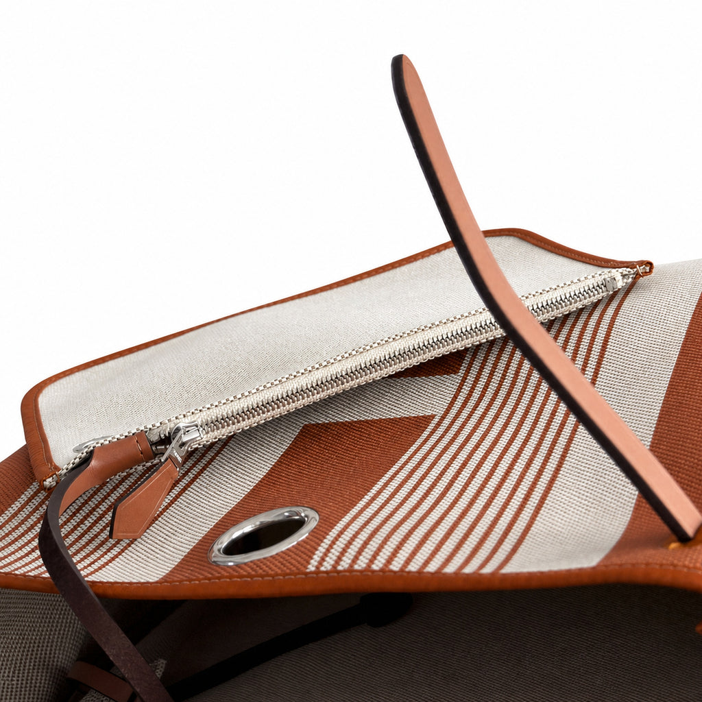 Hermers' popular herbag 31cm is designed to be inspired by saddle bags. The body of the bag is made of canvas, and the inseam, shoulder straps and handle are made of leather. The appearance is very si