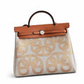 Hermers' popular herbag 31cm is designed to be inspired by saddle bags. The body of the bag is made of canvas, and the inseam, shoulder straps and handle are made of leather. The appearance is very si