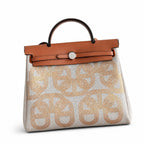 Hermers' popular herbag 31cm is designed to be inspired by saddle bags. The body of the bag is made of canvas, and the inseam, shoulder straps and handle are made of leather. The appearance is very si
