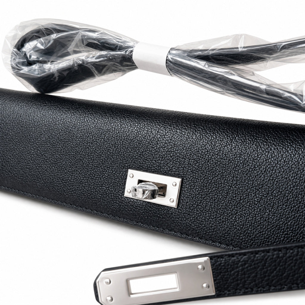 Hermès’ new armpit bag is here. A new member has been added to the Kelly family. Just looking at the online picture, I’m so excited. The first look at the real thing feels like an enlarged version of