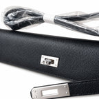 Hermès’ new armpit bag is here. A new member has been added to the Kelly family. Just looking at the online picture, I’m so excited. The first look at the real thing feels like an enlarged version of