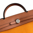 Hermers' popular herbag 31cm is designed to be inspired by saddle bags. The body of the bag is made of canvas, and the outer seams, shoulder straps and handbags are made of leather. The appearance is