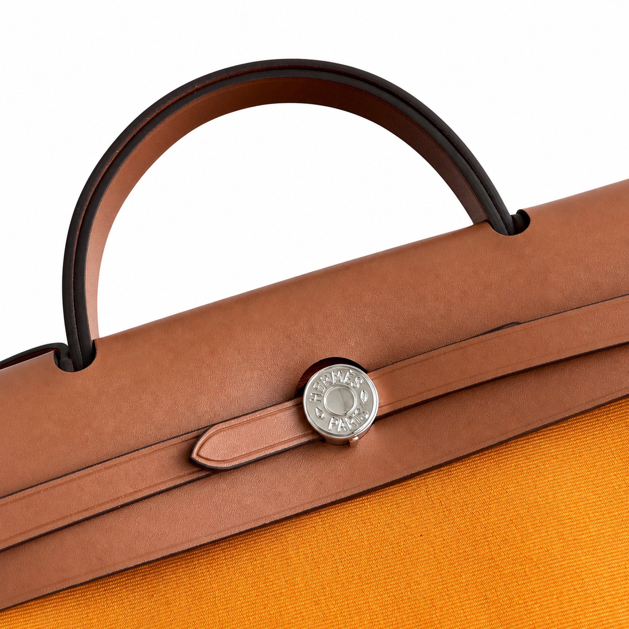Hermers' popular herbag 31cm is designed to be inspired by saddle bags. The body of the bag is made of canvas, and the outer seams, shoulder straps and handbags are made of leather. The appearance is
