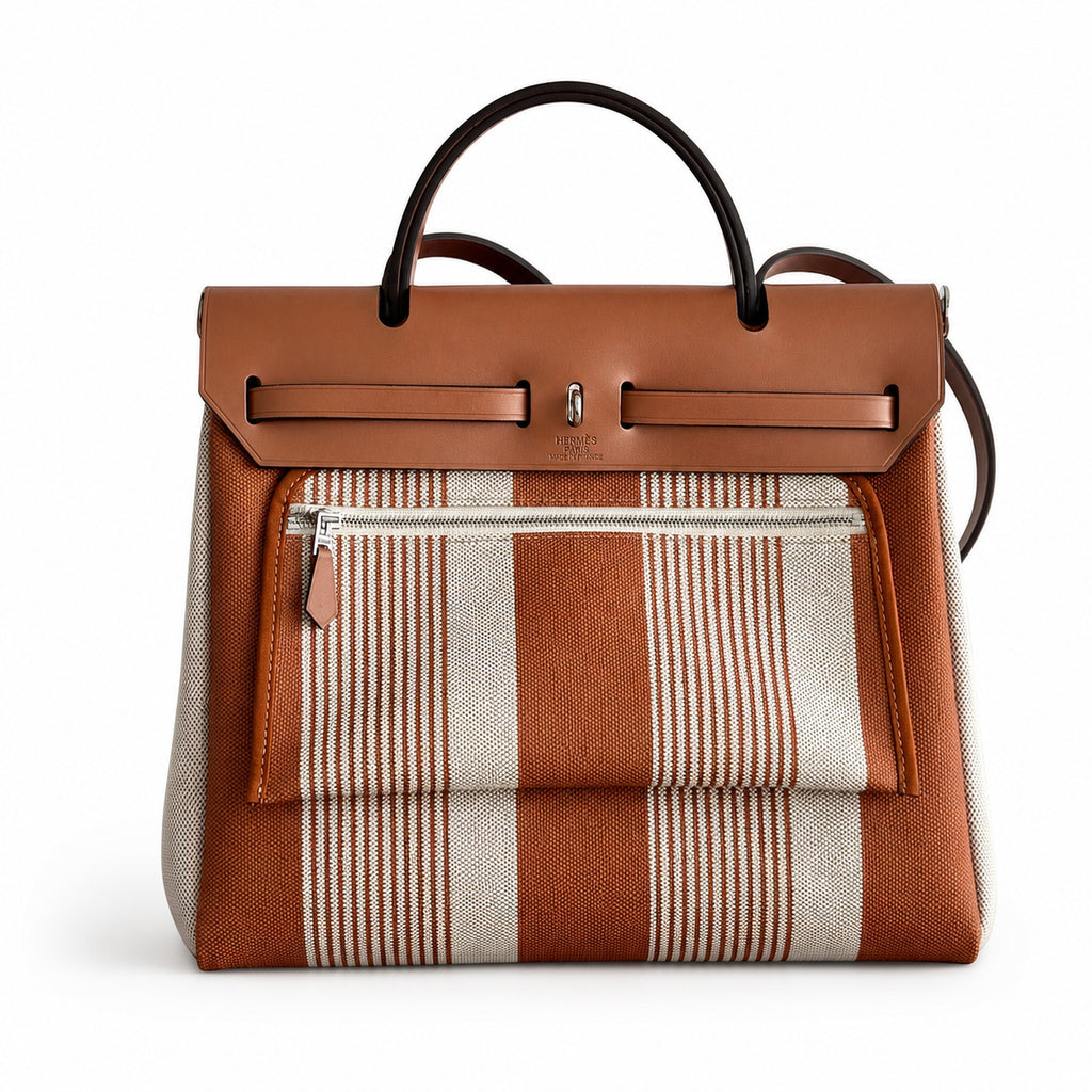 Hermers' popular herbag 31cm is designed to be inspired by saddle bags. The body of the bag is made of canvas, and the inseam, shoulder straps and handle are made of leather. The appearance is very si