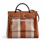 Hermers' popular herbag 31cm is designed to be inspired by saddle bags. The body of the bag is made of canvas, and the inseam, shoulder straps and handle are made of leather. The appearance is very si