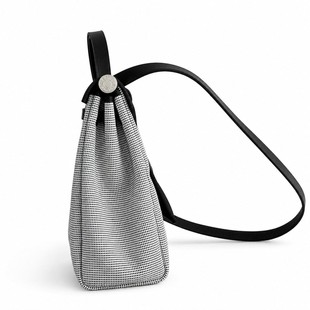 Hermers' popular herbag 31cm is designed to be inspired by saddle bags. The body of the bag is made of canvas, and the inseam, shoulder straps and handle are made of leather. The appearance is very si