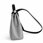 Hermers' popular herbag 31cm is designed to be inspired by saddle bags. The body of the bag is made of canvas, and the inseam, shoulder straps and handle are made of leather. The appearance is very si