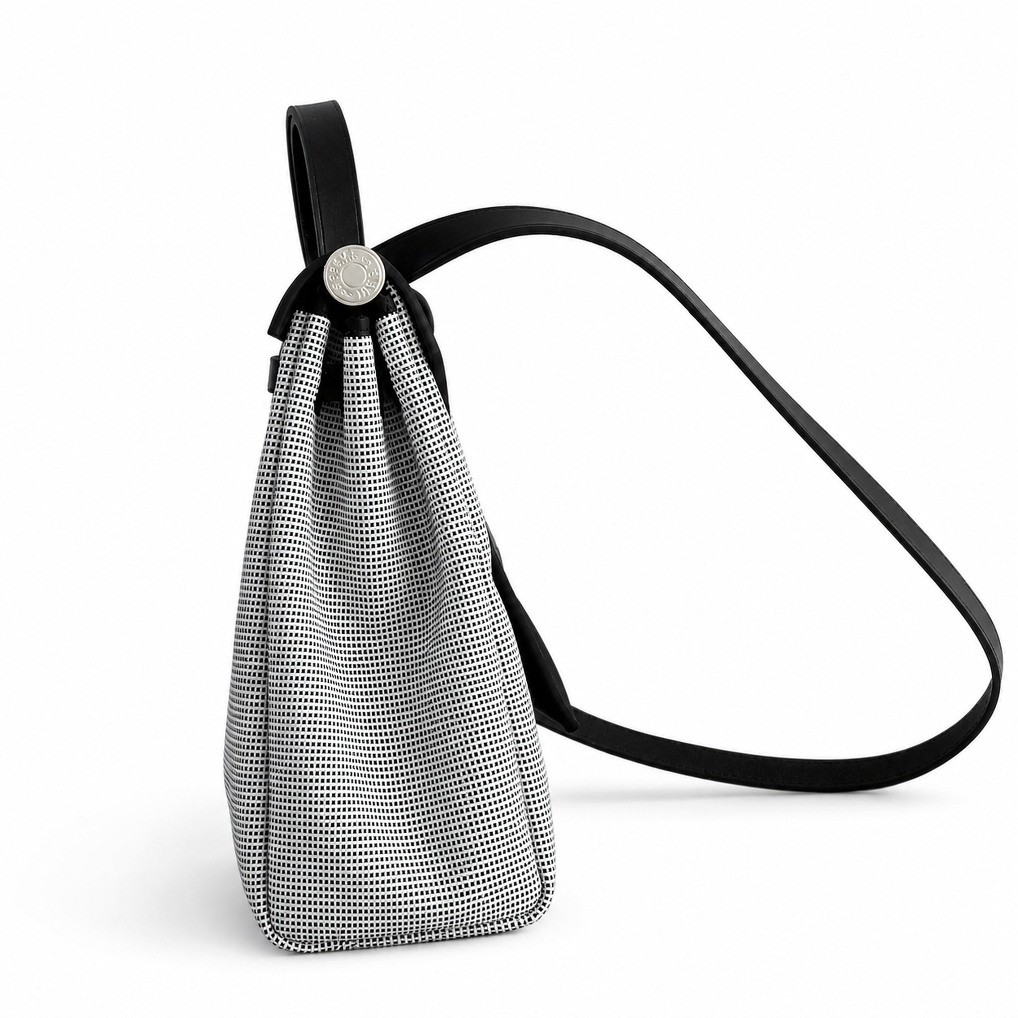 Hermers' popular herbag 31cm is designed to be inspired by saddle bags. The body of the bag is made of canvas, and the inseam, shoulder straps and handle are made of leather. The appearance is very si
