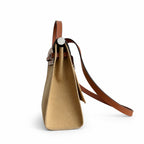 Hermers' popular herbag 31cm is designed to be inspired by saddle bags. The body of the bag is made of canvas, and the outer seams, shoulder straps and handbags are made of leather. The appearance is