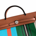 Hermers' popular herbag 31cm is designed to be inspired by saddle bags. The body of the bag is made of canvas, and the inseam, shoulder straps and handle are made of leather. The appearance is very si