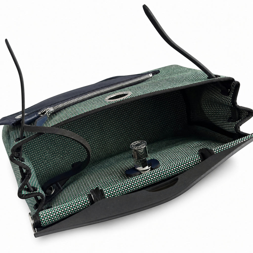 Hermers' popular herbag 31cm is designed to be inspired by saddle bags. The body of the bag is made of canvas, and the inseam, shoulder straps and handle are made of leather. The appearance is very si