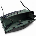 Hermers' popular herbag 31cm is designed to be inspired by saddle bags. The body of the bag is made of canvas, and the inseam, shoulder straps and handle are made of leather. The appearance is very si