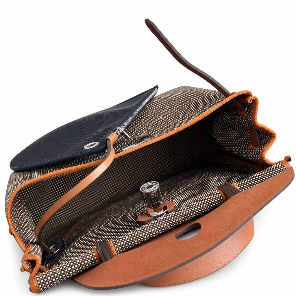 Hermers' popular herbag 31cm is designed to be inspired by saddle bags. The body of the bag is made of canvas, and the inseam, shoulder straps and handle are made of leather. The appearance is very si