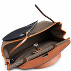 Hermers' popular herbag 31cm is designed to be inspired by saddle bags. The body of the bag is made of canvas, and the inseam, shoulder straps and handle are made of leather. The appearance is very si