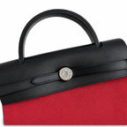 Hermers' popular herbag 31cm is designed to be inspired by saddle bags. The body of the bag is made of canvas, and the outer seams, shoulder straps and handbags are made of leather. The appearance is